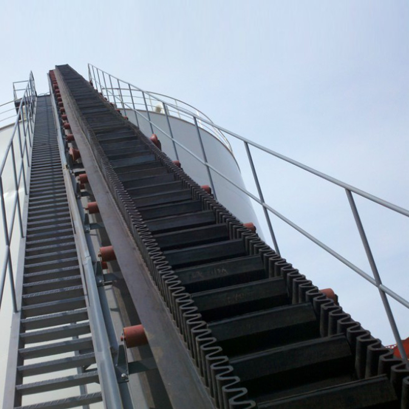 Silo incliné alimentant le convoyeur à bande de jupe en béton avec déflecteur